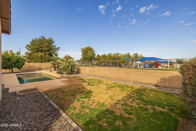 view of yard featuring a pool