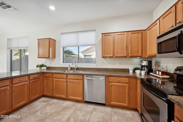 kitchen with plenty of natural light, visible vents, appliances with stainless steel finishes, a sink, and recessed lighting