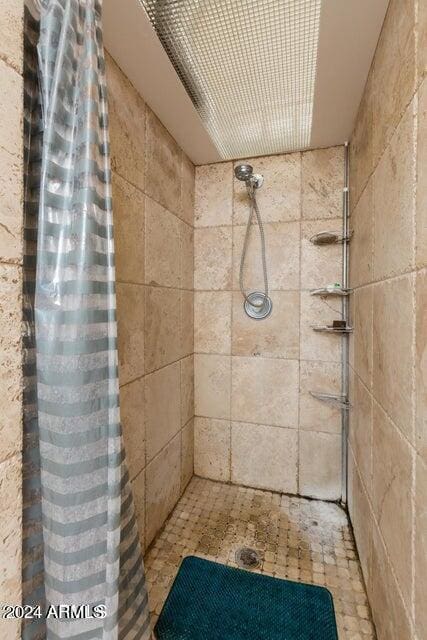 bathroom featuring tiled shower