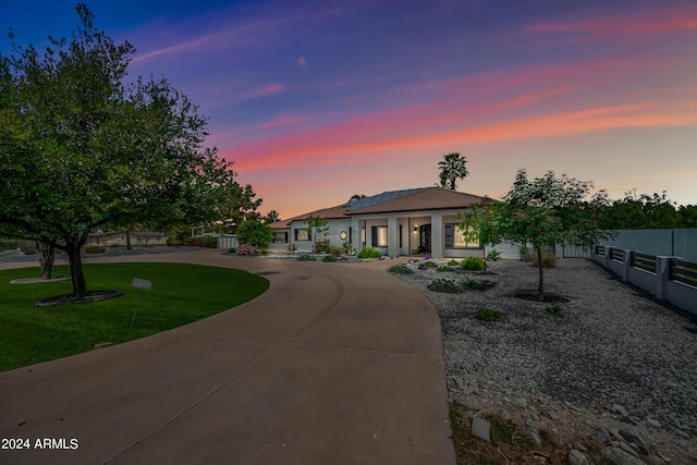 view of front of property featuring a yard