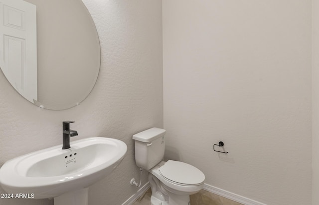 bathroom featuring sink and toilet