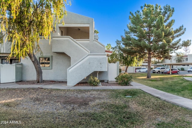 exterior space featuring a front yard