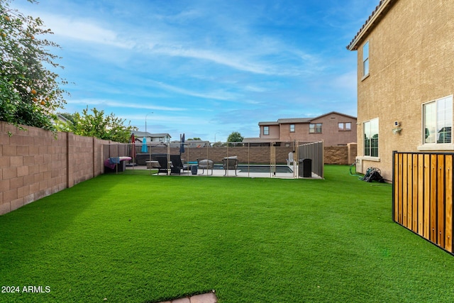 view of yard featuring a pool