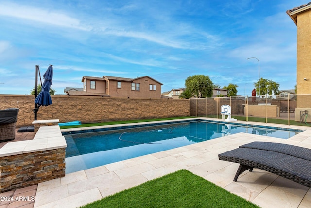 view of swimming pool