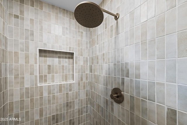 full bathroom featuring a tile shower