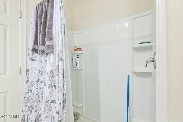 full bath featuring a shower with shower curtain