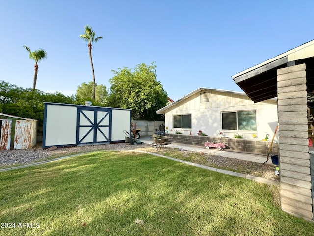 view of yard with a storage unit