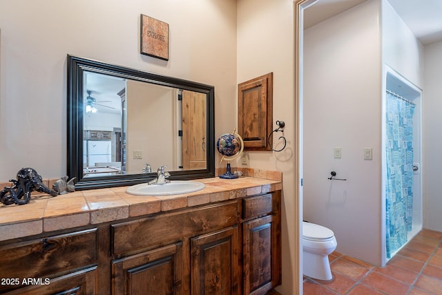 8606 E Arroyo Seco Rd, Scottsdale, AZ 85266 - full bathroom featuring vanity, tile patterned flooring, toilet, a shower with curtain, and ceiling fan