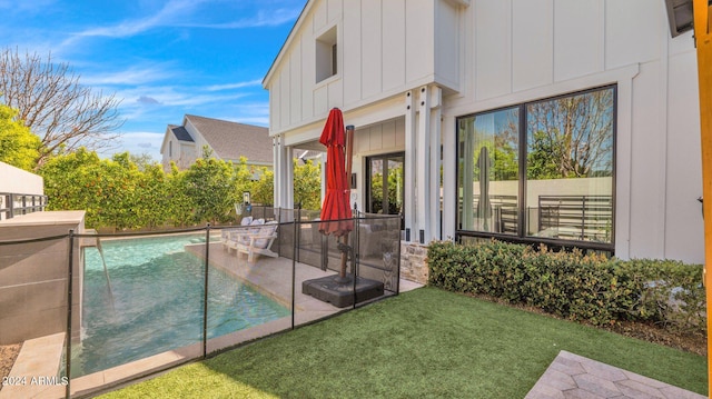 view of swimming pool featuring a yard