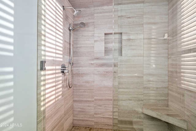 bathroom featuring tiled shower