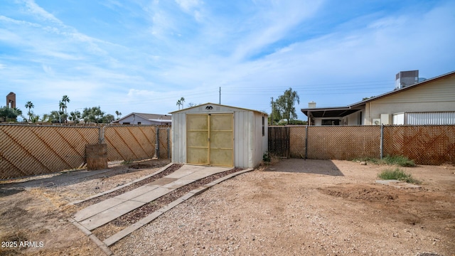 view of yard with a storage unit