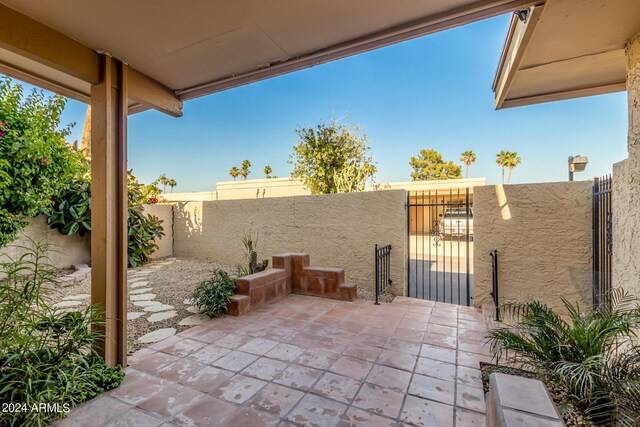 4525 N 66th St Unit 70, Scottsdale, AZ 85251 - living room with ceiling fan and light wood-type flooring