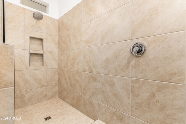 bathroom featuring a tile shower