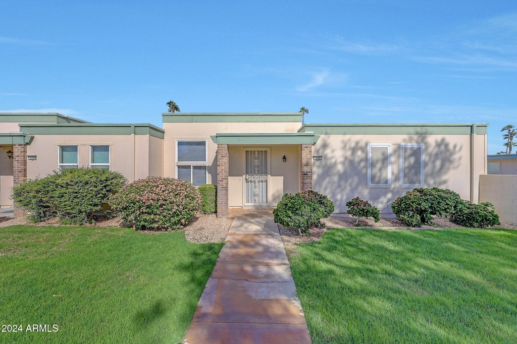 view of front of home featuring a front yard