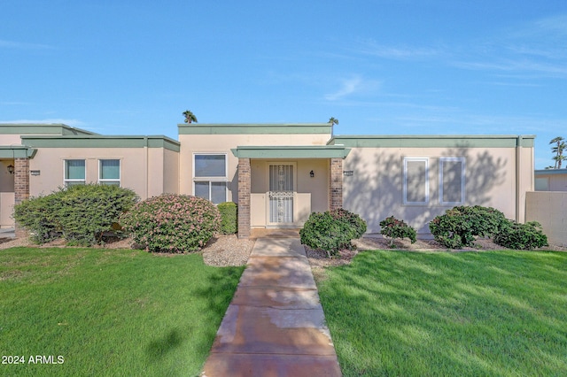 view of front of home featuring a front yard