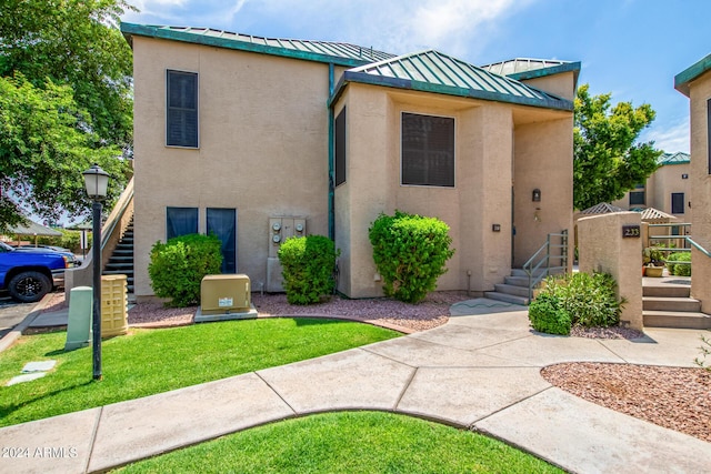 view of front of property featuring a front lawn