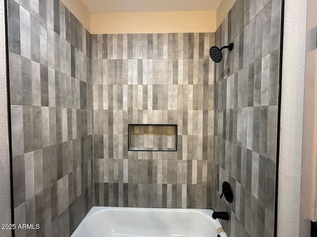 bathroom with tiled shower / bath combo