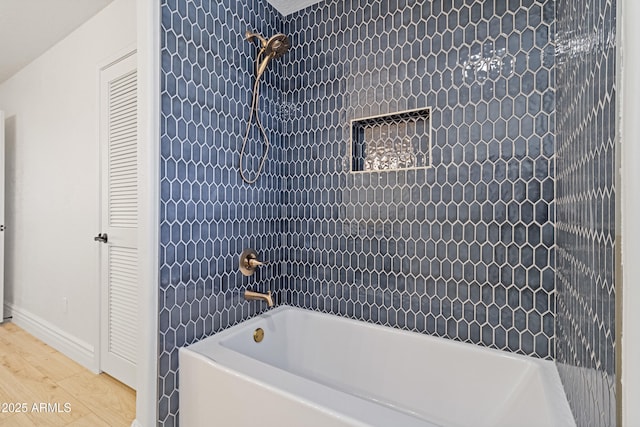 bathroom with tiled shower / bath