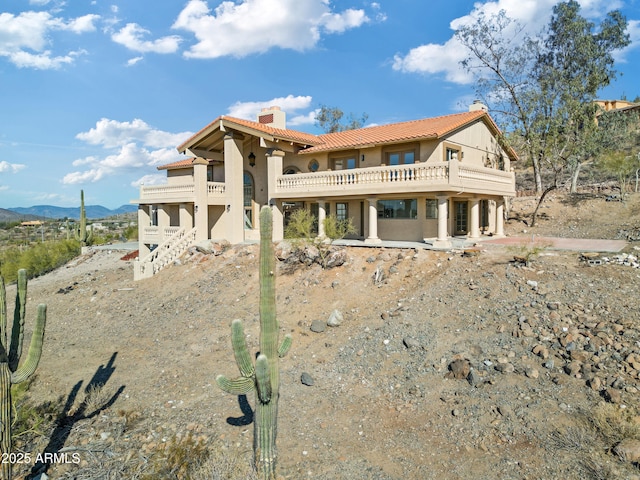 view of front of house featuring a mountain view