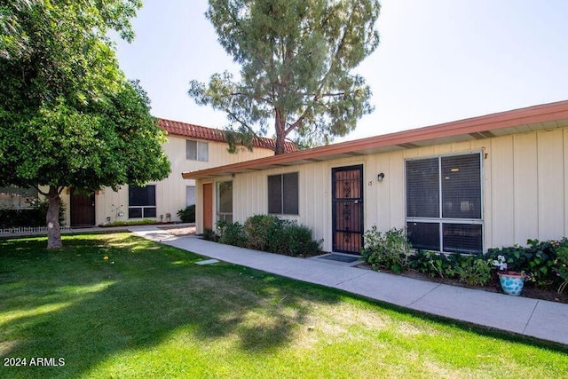 ranch-style home featuring a front lawn