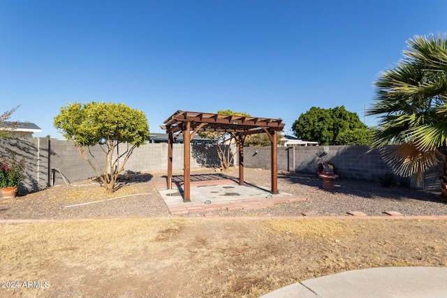 view of yard with a pergola