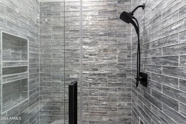 bathroom featuring tiled shower