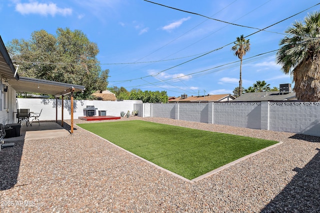 view of yard featuring a patio area