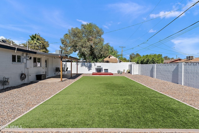 view of yard featuring a patio
