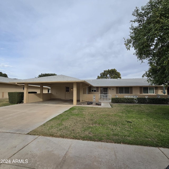 view of front of home featuring a front lawn and a carport