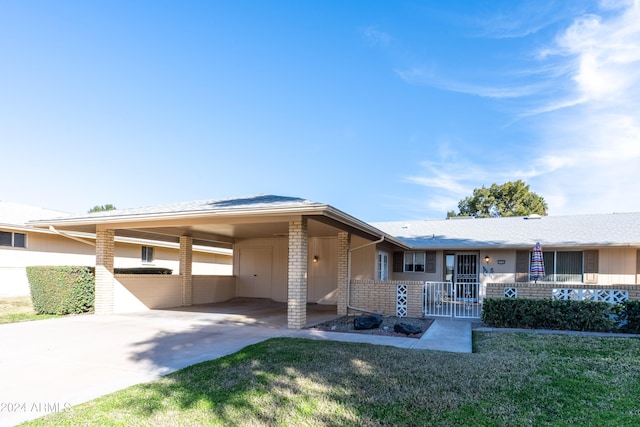 view of front of house featuring a carport and a front yard