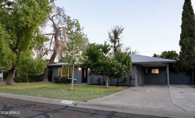 view of front of home featuring a front yard and a carport