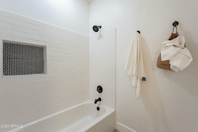 bathroom featuring tiled shower / bath combo