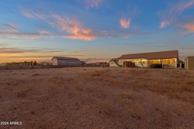 view of yard at dusk