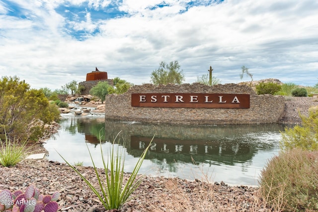 community sign featuring a water view