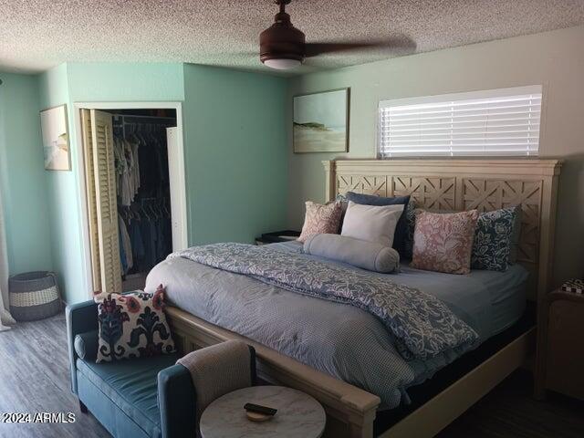 5539 N 31st Ln, Phoenix, AZ 85017 - bedroom featuring wood finished floors, a textured ceiling, a closet, and ceiling fan