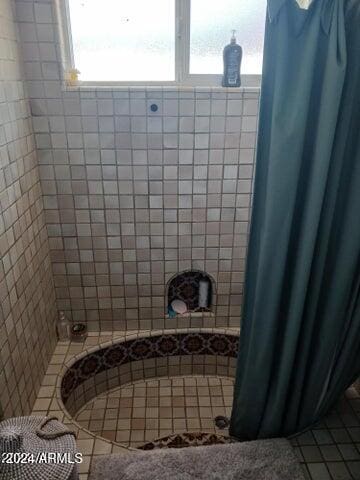 5539 N 31st Ln, Phoenix, AZ 85017 - full bathroom with a tile shower, plenty of natural light, and tile patterned flooring