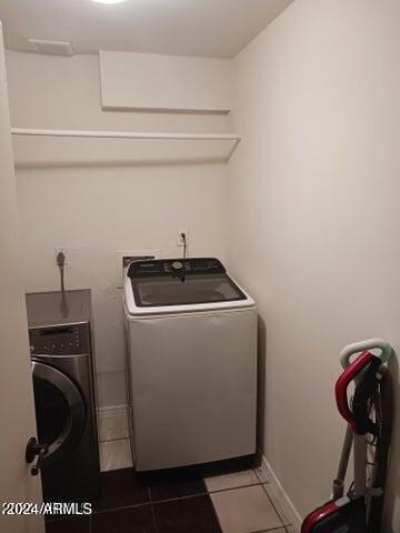 5539 N 31st Ln, Phoenix, AZ 85017 - laundry area featuring independent washer and dryer, dark tile patterned flooring, and baseboards