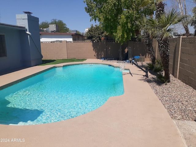 5539 N 31st Ln, Phoenix, AZ 85017 - view of pool with a fenced backyard and a patio area