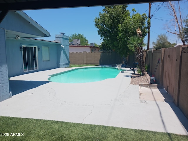5539 N 31st Ln, Phoenix, AZ 85017 - view of pool with a patio and a fenced backyard