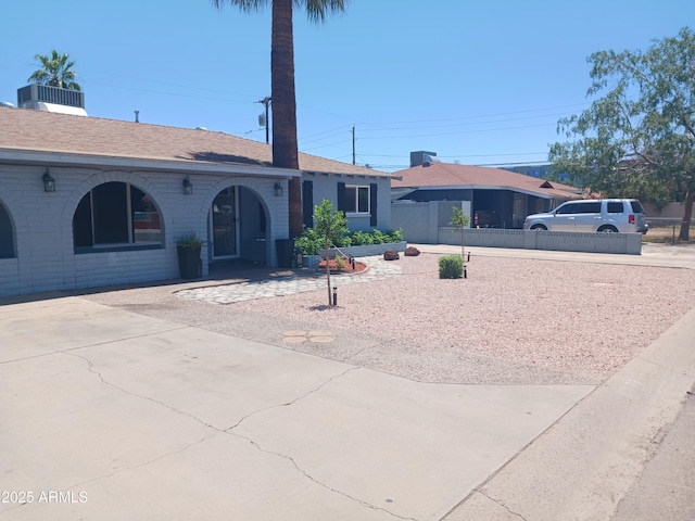 5539 N 31st Ln, Phoenix, AZ 85017 - ranch-style home featuring roof with shingles and brick siding