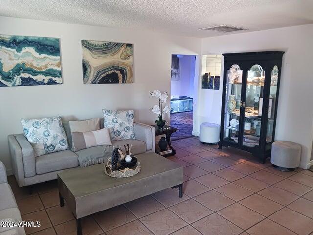 5539 N 31st Ln, Phoenix, AZ 85017 - tiled living room with a textured ceiling