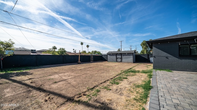 view of yard featuring a shed