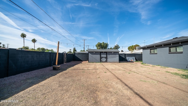 view of yard with a shed