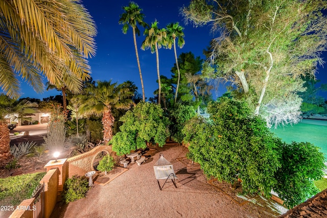 7155 E Oakmont Dr, Paradise Valley, AZ 85253 - view of patio at twilight