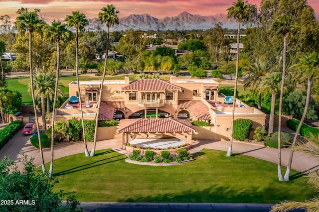 7155 E Oakmont Dr, Paradise Valley, AZ 85253 - aerial view at dusk featuring a mountain view