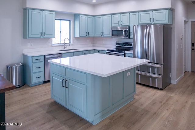 kitchen featuring light hardwood / wood-style flooring, appliances with stainless steel finishes, sink, and a kitchen island