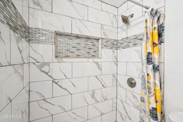 bathroom featuring a shower with shower curtain