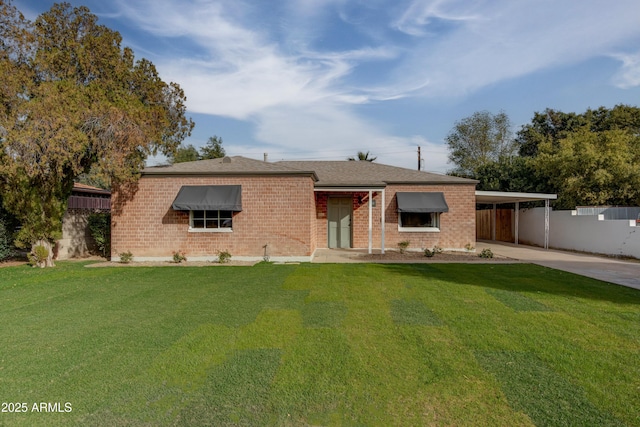 view of front of property with a carport and a front yard