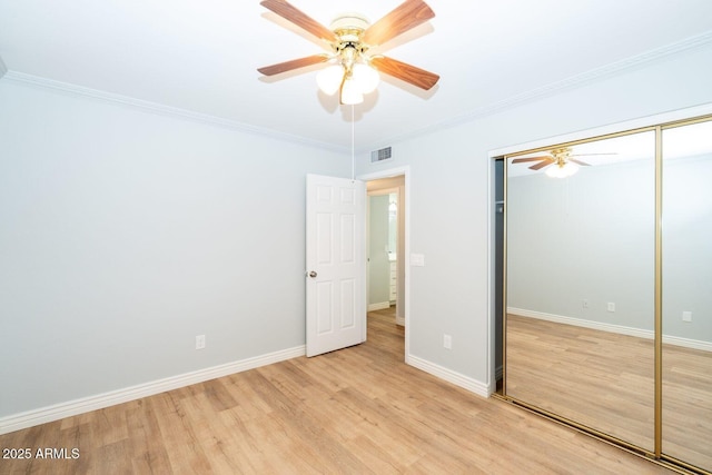 909 W San Mateo Ct, Gilbert, AZ 85233 - unfurnished bedroom with light wood-type flooring, crown molding, a closet, baseboards, and a ceiling fan