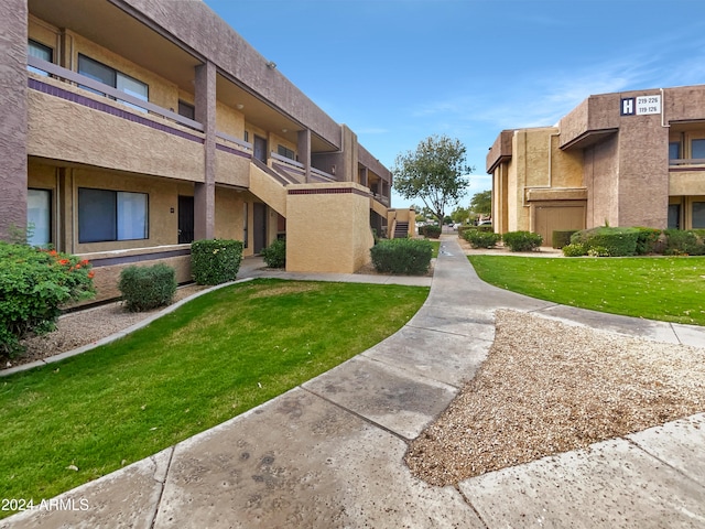 view of property's community featuring a yard